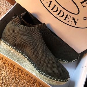 💚Steve Madden Mission Olive Green Slip Ons💚